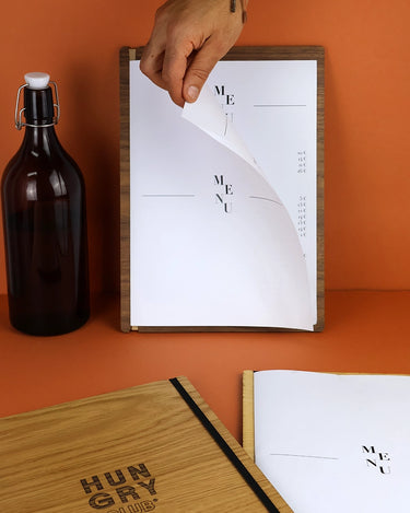 Porte Menu en bois à élastique A4 « Le tendu »