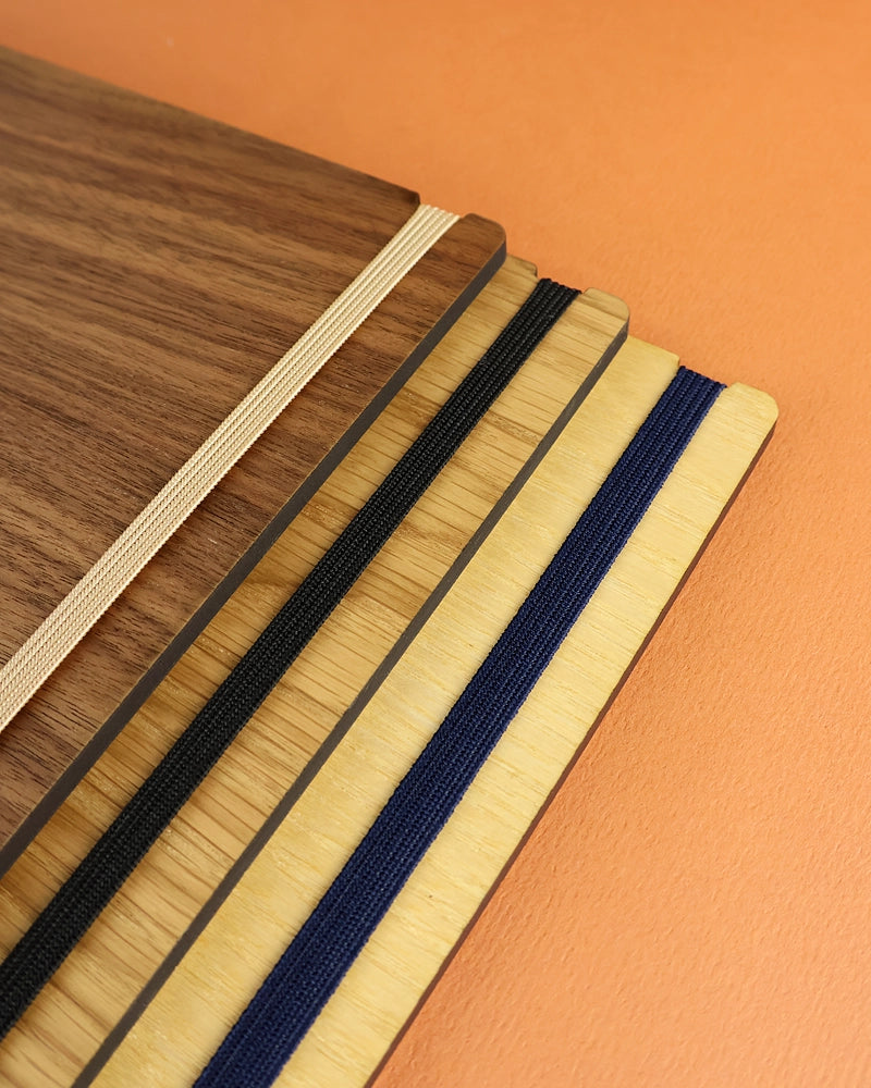 Porte Menu en bois à élastique A4   « Le tendu »