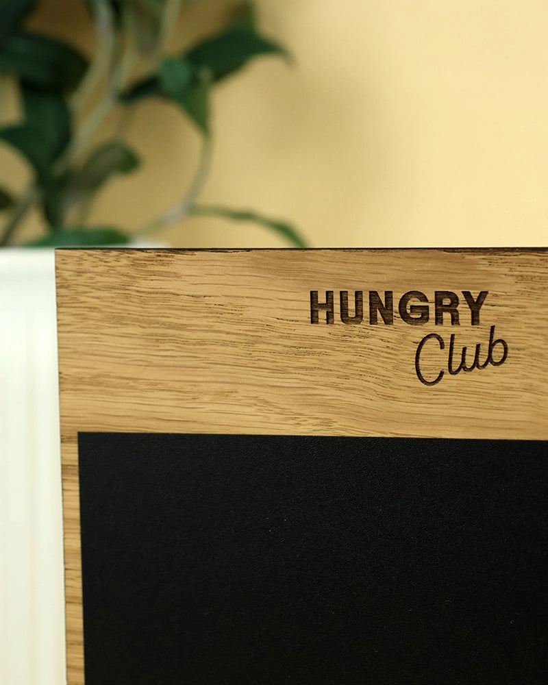 Ardoise de table sur pied avec «Logo»