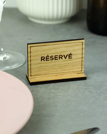 chevalet "réservé" mis en situation sur table de restaurant 