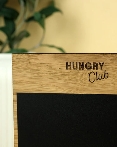 Ardoise de table sur pied avec «Logo»